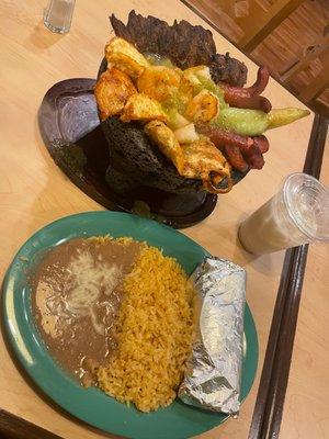 Molcajete con pollo, carne azada, camarón,salchicha, queso frito y salsa verde.