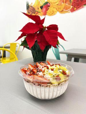 Custom Bowl
 Coconut Base topped with Granola, Strawberries, Kiwi, Shredded Coconut, Cacao Nibs and Goji Berries