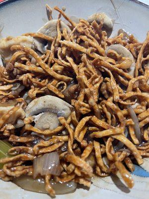 Chicken chow mein with mushrooms