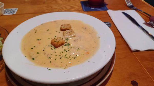 The star of the evening, the clam chowder!