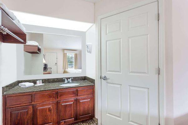 Guest room bath