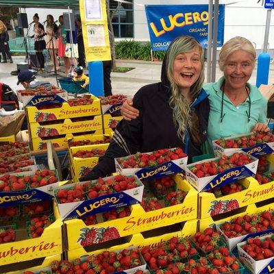 Lovely to see this Mother and daughter duo at Lucero farms! And the Jeannettes are a local a capella group that had us all signing along!