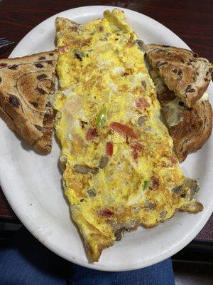 Veggie omelette with raisin toast