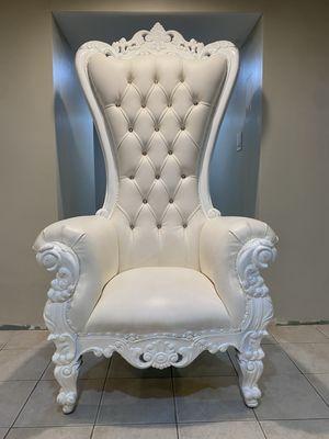 Pure and classic - a white throne for timeless sophistication.