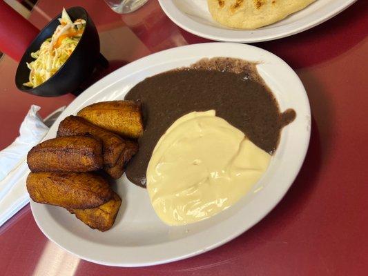 Platanos con crema y frijoles