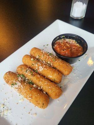 Mozzarella sticks (photo is missing the couple we ate) with sauce