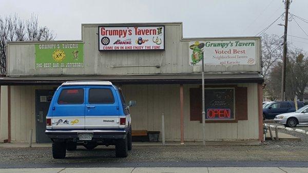 Grumpy's Tavern (Olivehurst) -  (Note:  "Jefferson" on sign on the left)