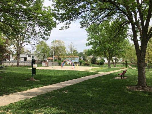 Splash pad with a trail and basketball hoops