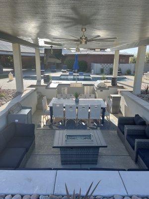 Outdoor kitchen by Lifeguard Pools