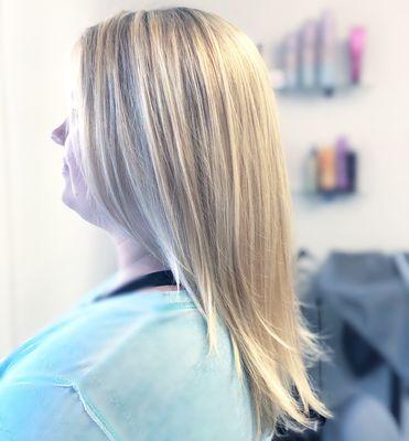 Gorgeous blonde teasylight + balayage combo!