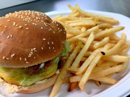 Hamburguesa con papas fritas