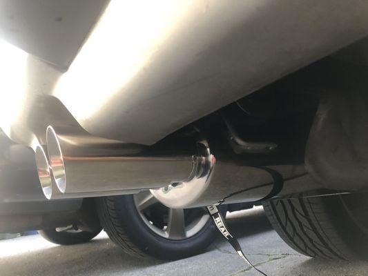 Side view of the tips and muffler