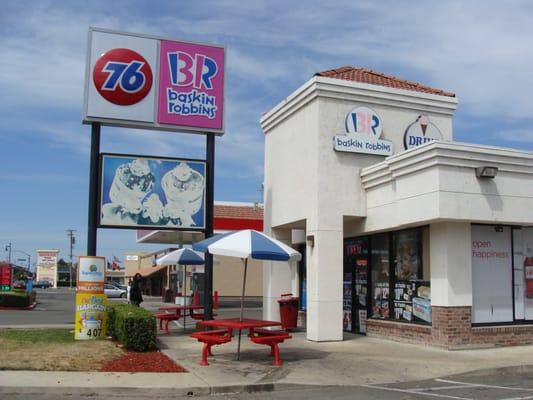 Baskin-Robbins is combined with a mini mart and 76 gas station