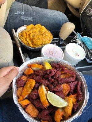 Carne de res, pollo frito, queso frito y tostones.