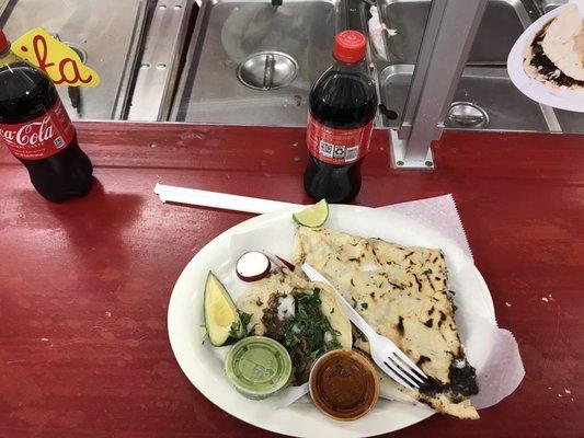 Tlayuda de cecina y un taco de barbacoa