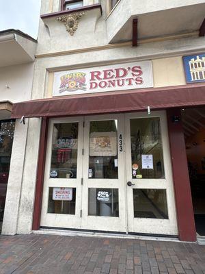 Red's Donuts! Perfect for a post-motel check-out treat on New Year's Eve. Cute, affordable, and absolutely satisfying for the sweet tooth.