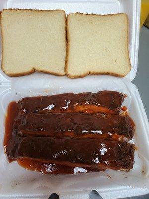 Rib sandwich with sauce