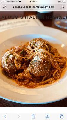 Spaghetti and three large meatballs the size of Q balls, is amazing... bring your appetite!!