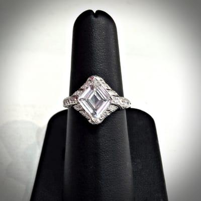 Vintage Art Deco diamond and platinum ring with an extremely fine rhombus cut center stone