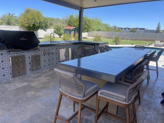 Patio cover with BBQ, all the ammenities & see thru dining table.