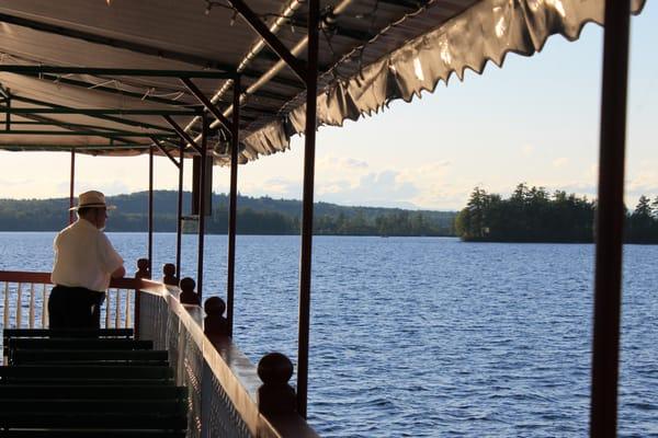 Gorgeous paddleboat with scenic views!