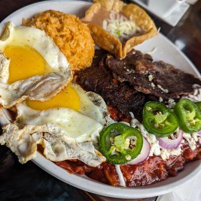 Chilaquiles con lomo de res