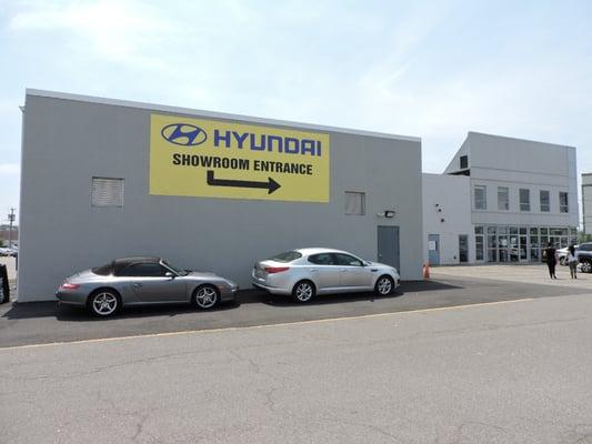 Sansone Hyundai Showroom Entrance