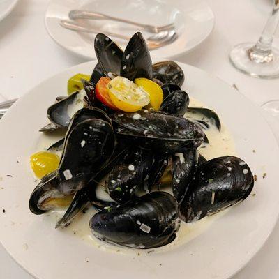 Moules Provençales
 (Mussels steamed in a white wine herb cream sauce)