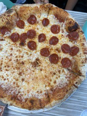 Half cheese half pepperoni pizza