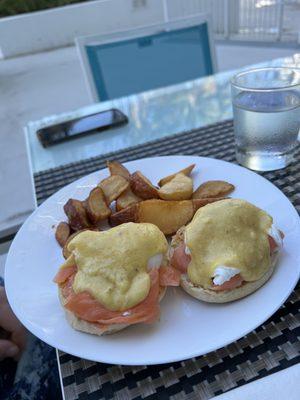 Salmon benedict with potatoes