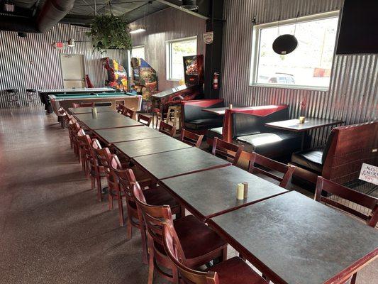 Got a big family? Look at all these seats. Very clean. A pool table and air hockey and some video games.