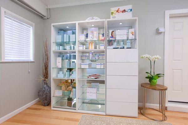 Offering a full selection of Skin Ceuticals and Neova Smart Skincare products as well as Blic and Advanced Mineral 100% Vegan makeup.