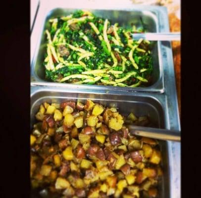 There Rosemary potatoes are out of this world!! pasta with broccoli rabe and sundried tomatoes delicious! Great variety!