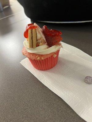 Strawberry shortcake cupcakes