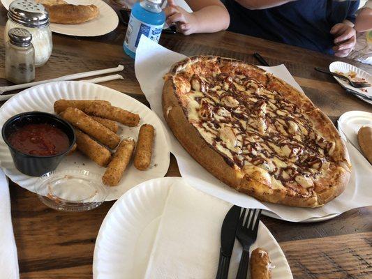 Mozzarella sticks with marinara sauce were delicious and the bbq pizza was perfectly balanced with cheese sauce and meat...