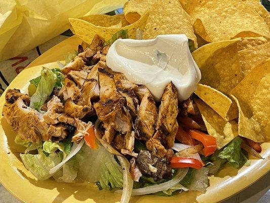 Grilled chicken fajitas salad