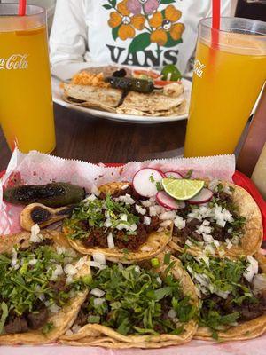 Tacos de asada and chorizo