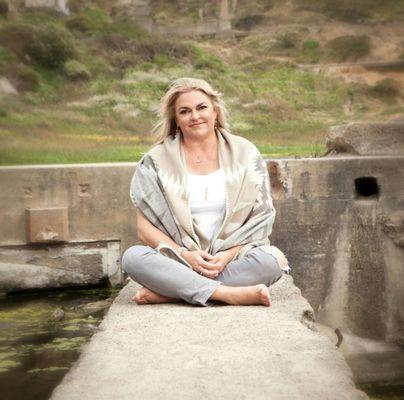 Hi, I'm Kelly. I help high achievers manage their mindset and cultivate more joy and ease through mindfulness and empowerment coaching