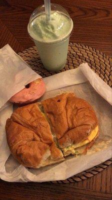 The croissant turned out to be way bigger than I imagined! Complimentary donut is offered when ordering one.