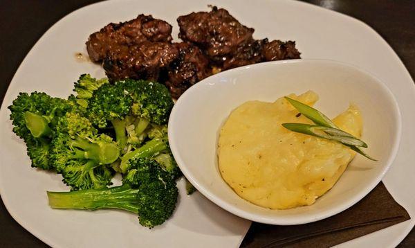 steak tips with broccoli and garlic mashed potatoes