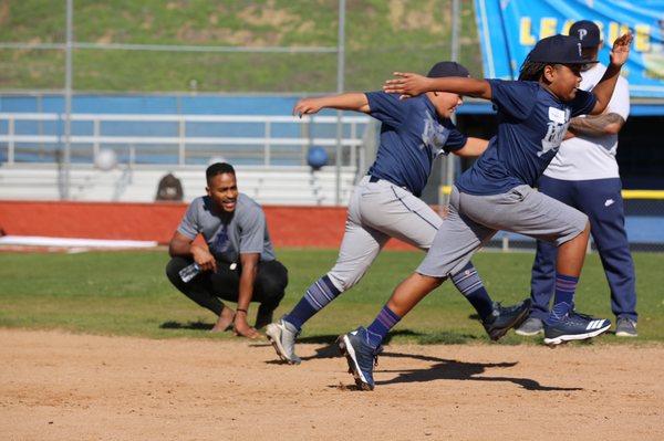 Mallex Smith, the MLB 2019 Stolen Base Champ, works with young players at the Major League Baserunning Clinic.