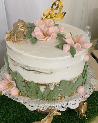 We purchased the half naked cake banana bread with banana filling for my baby shower and my sister in law decorated it. Everyone loved it.