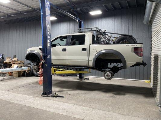 Another customers raptor on the lift!