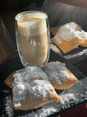 Latte & beignets