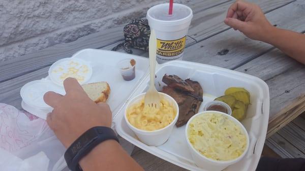 Brisket platter w/mac-n-cheese and potatoes salad