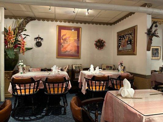 Peaceful and pleasant dining room.