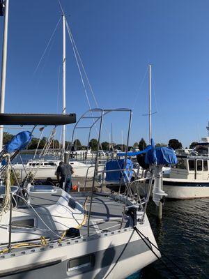 Solar panel arch on sailboat