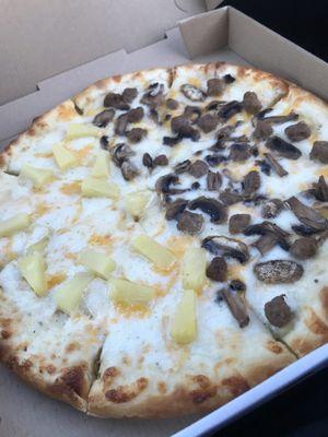 Medium half sausage mushroom and half pineapple. No beuno.