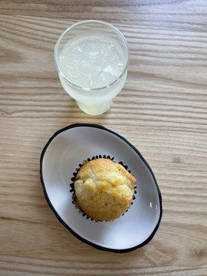 Lemmon muffin and fresh made lemonade