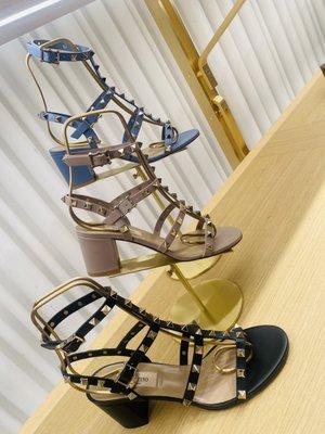 ROCKSTUD CALFSKIN ANKLE STRAP SANDAL